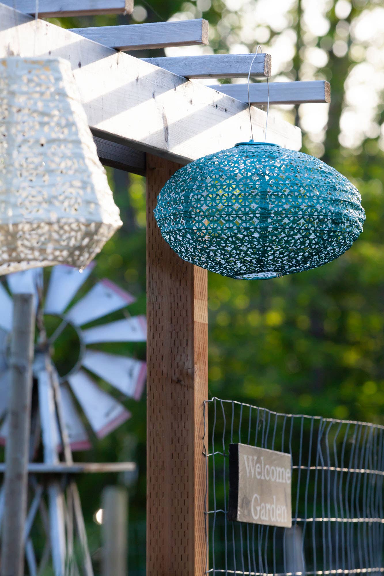 Stella Oval Wagon Wheel Solar Lantern - Met Emerald - Image 3