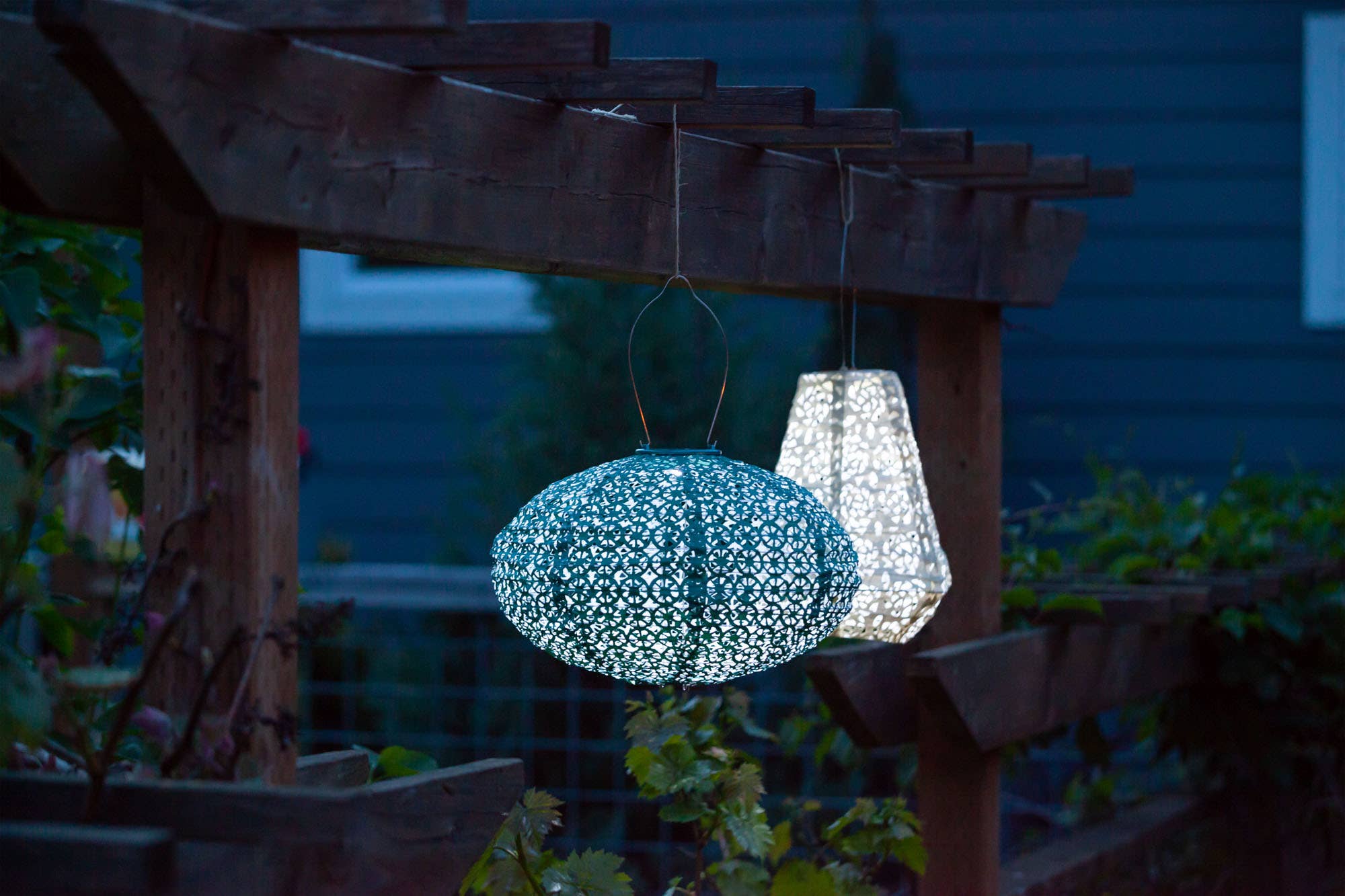 Stella Oval Wagon Wheel Solar Lantern - Met Emerald - Image 4